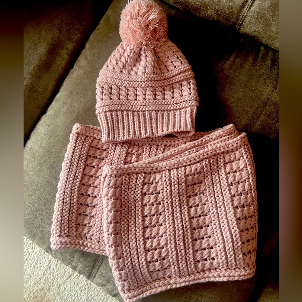 Collection Eighteen Hat and Scarf Set